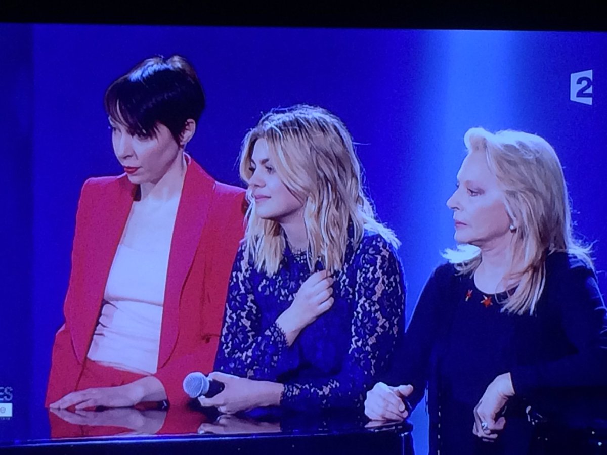 Tatiemaude's tweet photo. Il fallait être sur Fr2 pr voir le sublime hommage de @JeanneCherhal @louane #VSanson pr @shellerwilliam #émotion https://t.co/hWBd319sd5