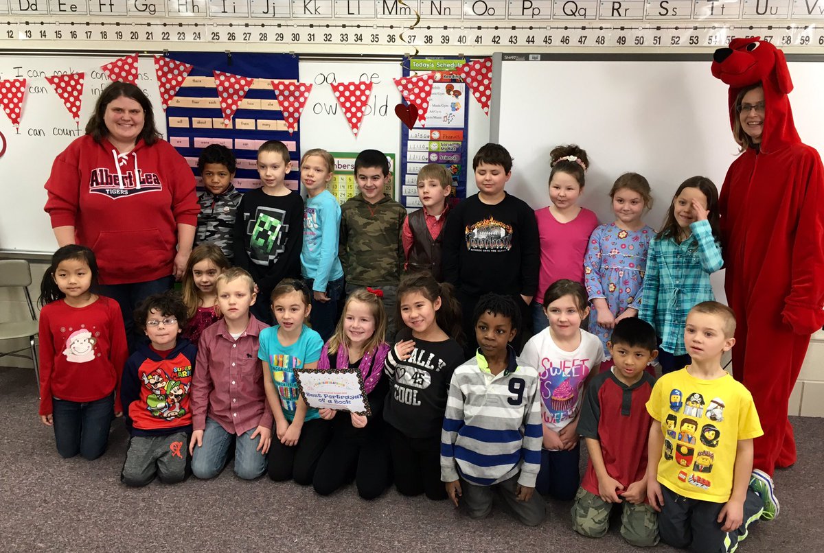 nicksofio's tweet photo. Winner of Best Portrayal of a Book goes to @MrsKluender for their Charlotte's Web door. #lakeviewreads2016 https://t.co/ZdIrJUiYxf