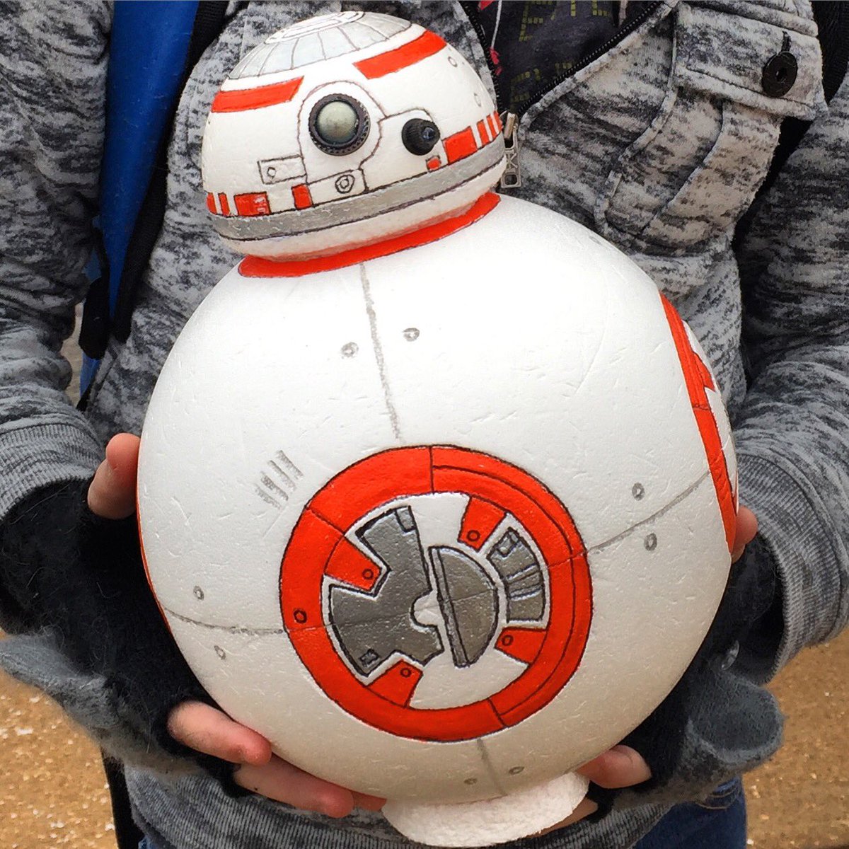 MVJHS_WEAVER's tweet photo. One of the coolest Valentine's Day boxes seen @FoxElementary today! #BB8 #droid #coolstudent https://t.co/TOhZRUJd7q
