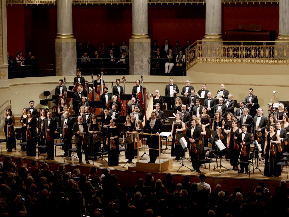 Şef <a href="/saschavienna/">Sascha Vienna</a> yönetiminde <a href="/BIFO_/">Borusan İstanbul Filarmoni Orkestrası</a> ve solist <a href="/NemanjaRadulOFF/">Nemanja Radulović</a> <a href="/Konzerthauswien/">Wiener Konzerthaus</a> Fotoğraflar: Özge Balkan