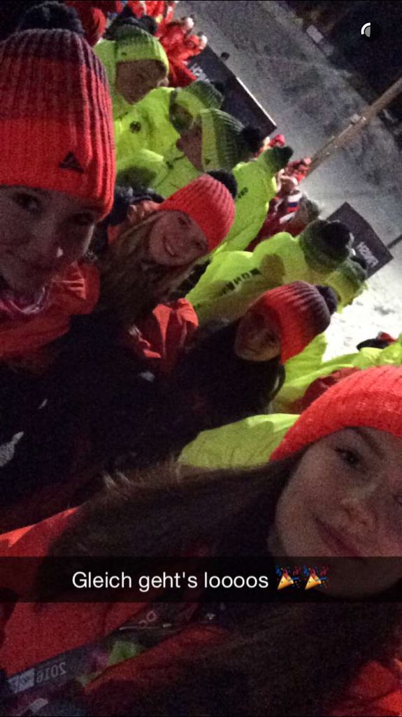 TeamD's tweet photo. Auf unserem Snapchat Account Olympiamschaft geht's rund. Laura hat ihn in ihrer Hand ✌️ #wirfuerD https://t.co/f87b7Lryso
