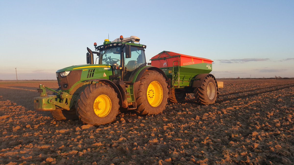 davidmaybin's tweet photo. @JohnDeere @Amazone #walderseyfarms #johndeere #amazone #spreading #basefertilizer #onions https://t.co/u54tLOjY8u