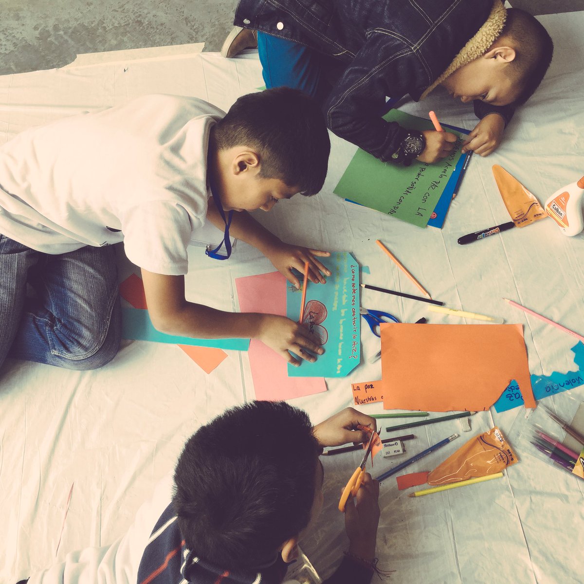 AldeasColombia's tweet photo. "Entre más nos reunamos en familia para construir la paz, podremos construirla más rápido. Niño, 10 años #ManosRojas https://t.co/FgIdd83GrV