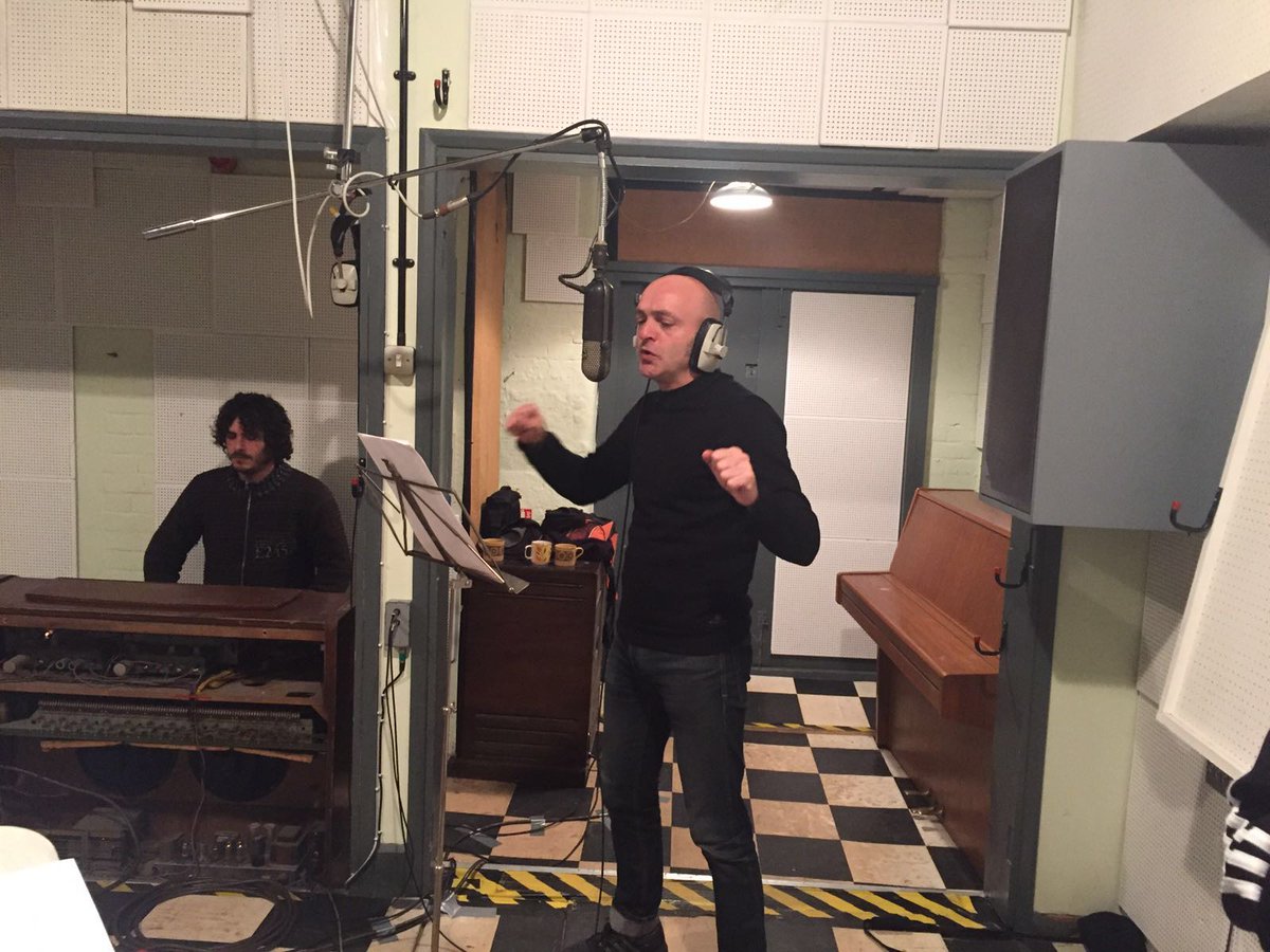 JuantxoSkalari's tweet photo. #LondonStudioSession recording at #ToeRagStudios #London #vintagerecording Great with the producer #LiamWatson !!! https://t.co/cPXWD2cUnL