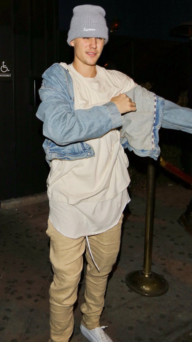 bieberordead's tweet photo. Dünyaca ünlü şarkıcı oluyosun ceketini giyemiyceğini zaneddiyorlarr
#IsItTooLateToComeToTurkeyJustin https://t.co/AlUDkn3bnx