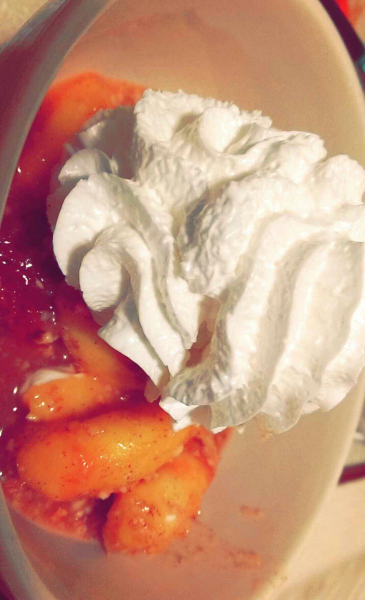 JoyfullyCooking's tweet photo. Made #peach #strawberry crumb a few days ago, with #soywhipcream on the top! #healthysweet #naturesdessert #vegan https://t.co/2oW4phAKXv