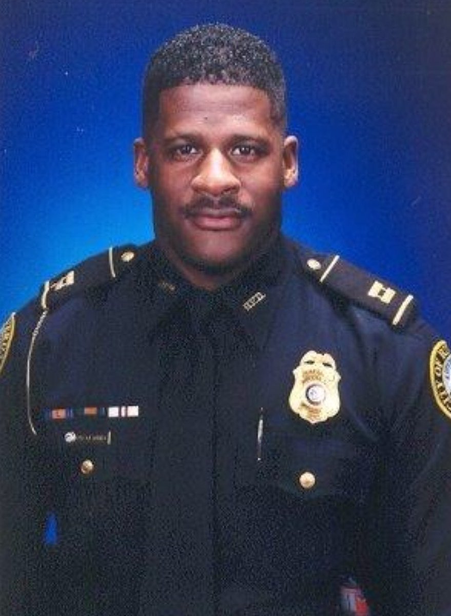 GAFollowers's tweet photo. RIP to Riverdale's Major Greg Barney who was shot dead while conducting a search warrant. Prayers to his family 🇺🇸 https://t.co/qhi64yPJM6