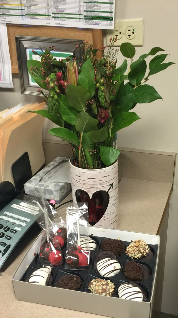 AlamoHapa's tweet image. @SharisBerries This will be the reason my wife divorces me #WorstValentines #falseadvertisement