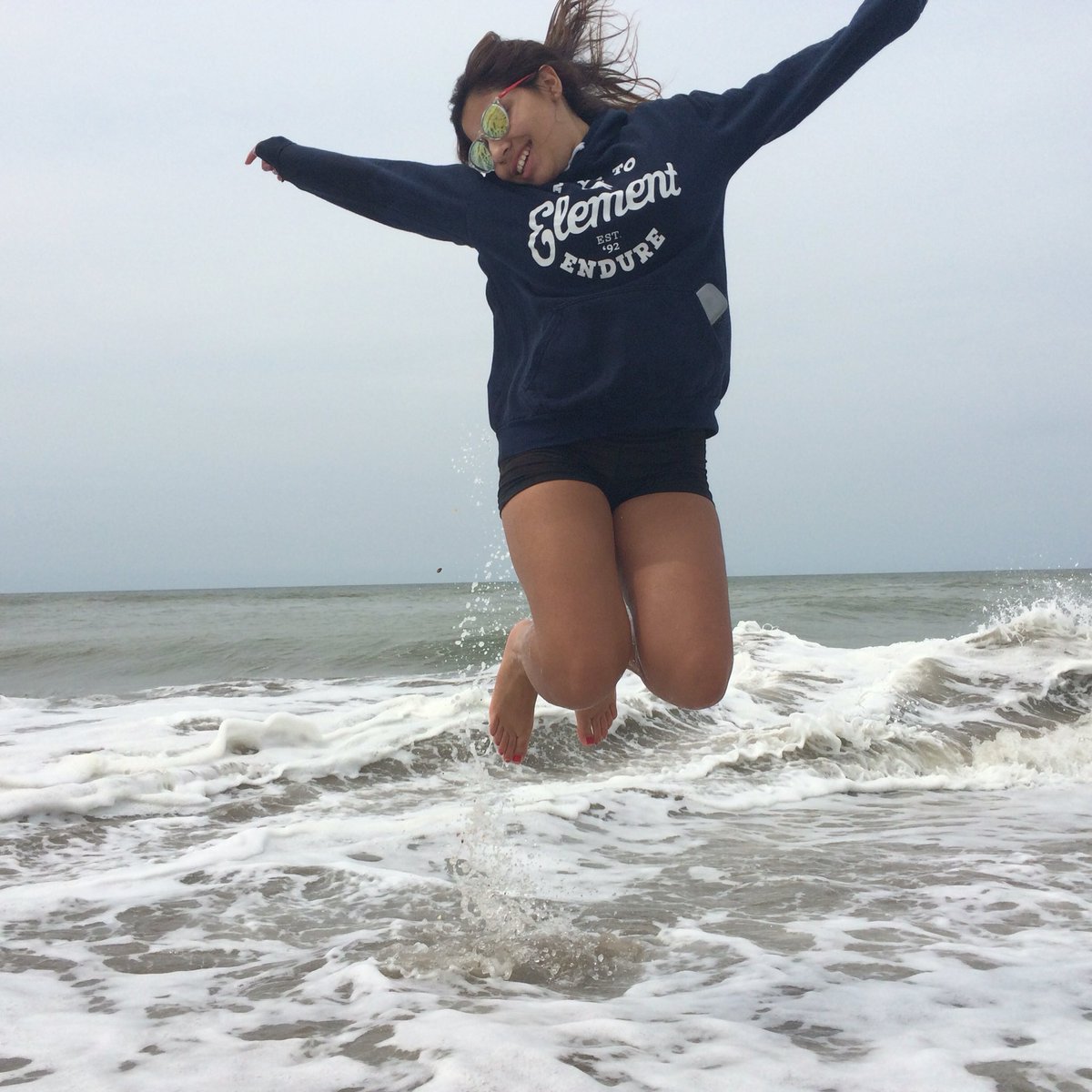 AgusThames's tweet photo. Estaba feliz mente saltando, hasta que el mar decide llevarse el celular que encima era de mi tia🔫👋🏻 https://t.co/kIg3f2FvLj