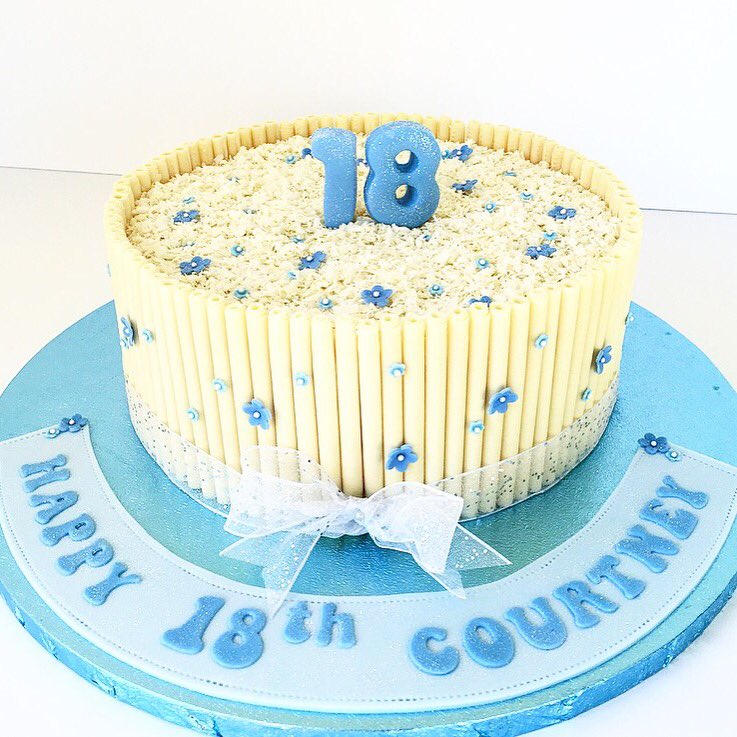 thebubblebakers's tweet photo. White chocolate cigarillo cake with hand made sugar flowers!! #cake #whitechocolate https://t.co/HV36uCODil