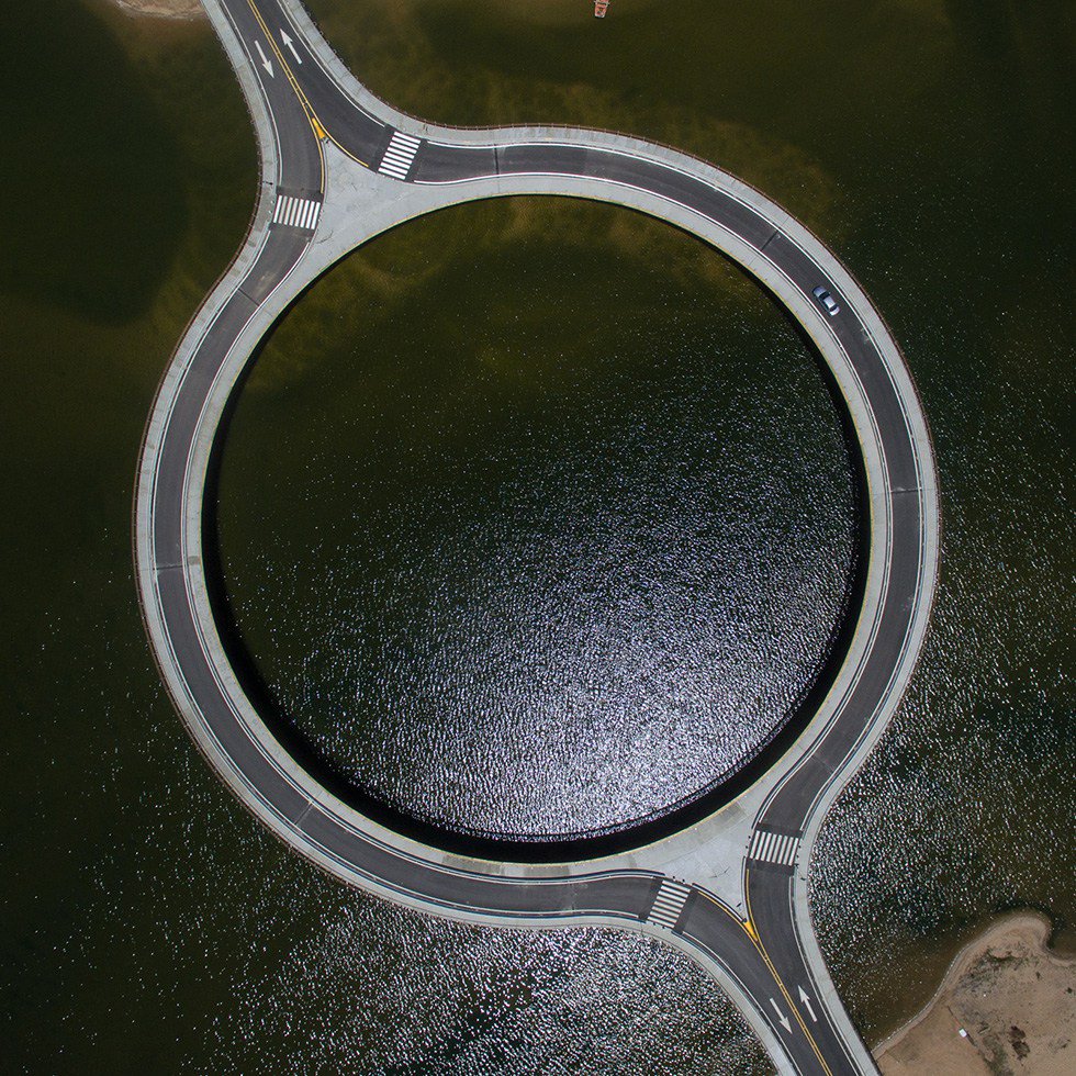 La Laguna Garzón de #Uruguay en la #ruta 10 y su puente circular.
goo.gl/DBQkBO