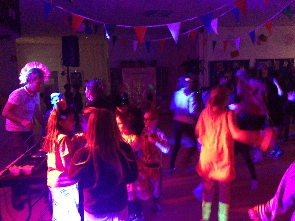 JufMarinde's tweet photo. De bovenbouw disco is in volle gang!@Bongerd https://t.co/FXQIJG6N13