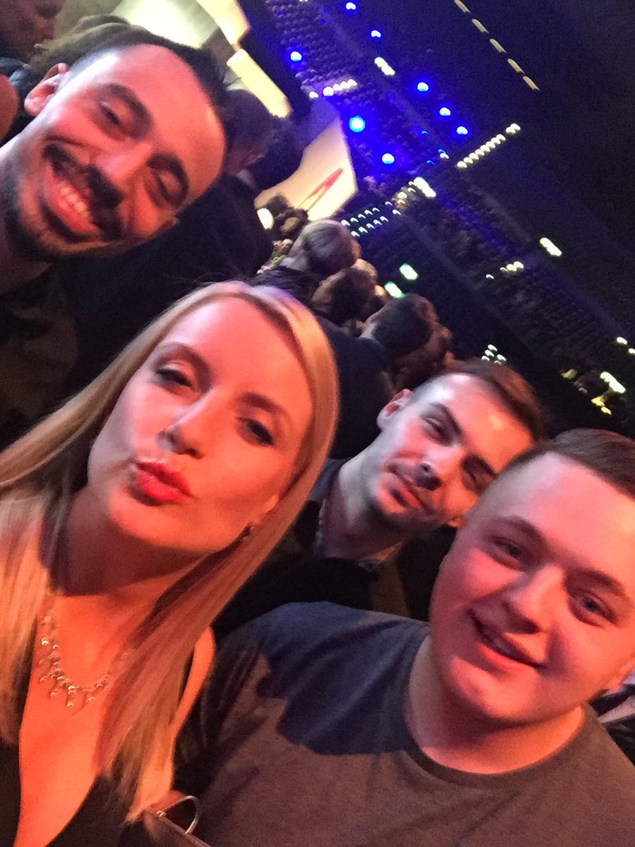 MrsSchaerer's tweet photo. Und dJungs sind au do #bendrit #zeki #sma16
So und ez fertig #selfies https://t.co/7UUIHxfdkU