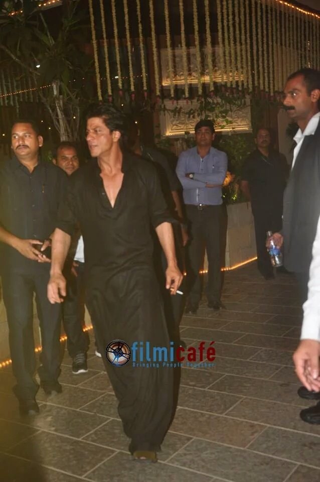 tkkfcpune's tweet photo. Did AnyOne Said Something ?
Oh Yes #ThisEidOnlyRaees 
@iamsrk @RaeesTheFilm @ritesh_sid https://t.co/Zj2qFj2Ue6