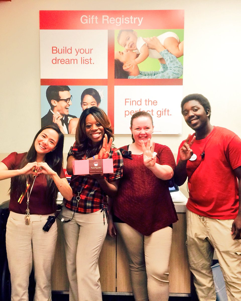 Registry ambassadors &amp; their prize cupcakes for winning the Registry District competition!  <a href="/jenredrose/">Jenna De Ceoursty</a> <a href="/SLicad/">Susan Licad</a>