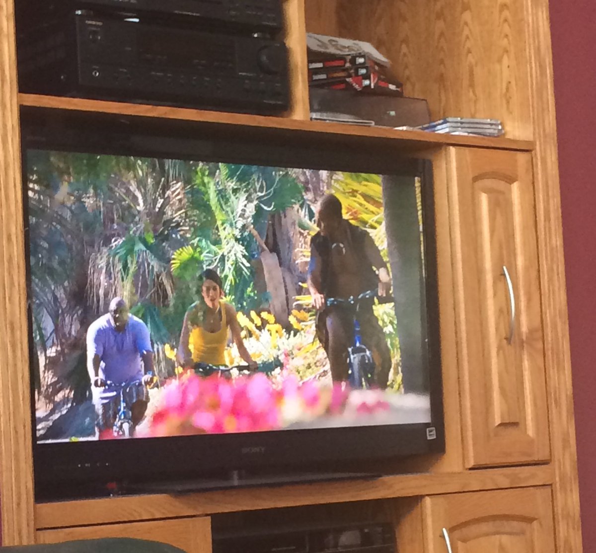 KickAcidosis's tweet photo. Mindless tv with the little sis (and no idea what show it is haha) #tgif #keepsmewell #UAwellness https://t.co/wTMINFRUrD
