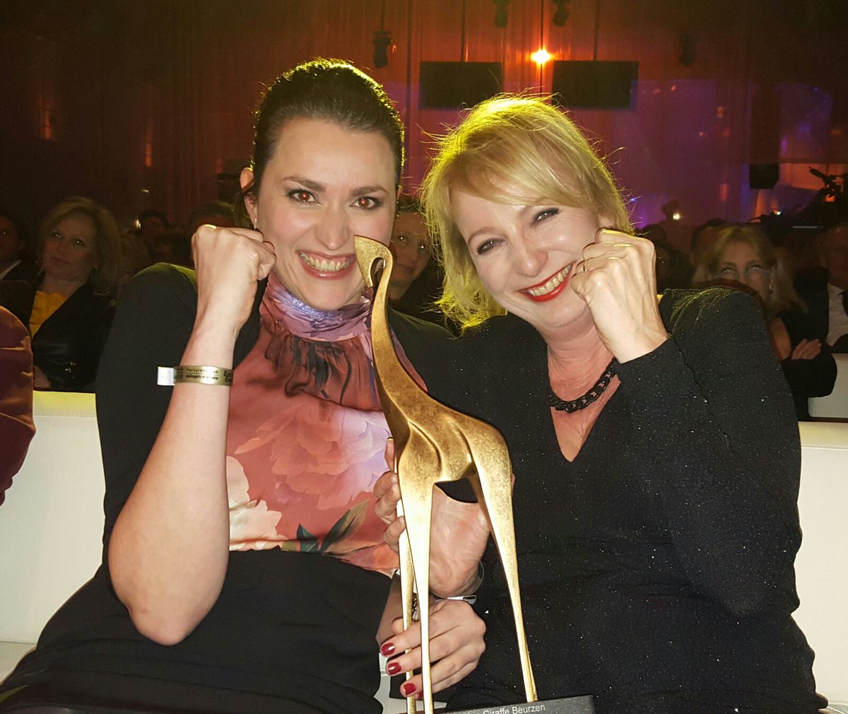 Exact_NL's tweet image. Trots! #exactlive is de winnaar van de #GoudenGiraffe event award in de categorie beurzen! @GoudenGiraffe @Synpact