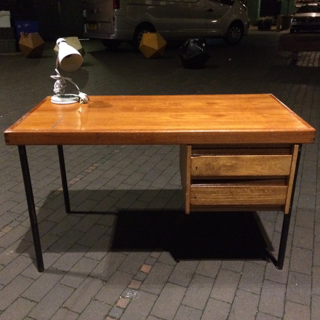 This desk is going TONIGHT! Do you want it? £60 - pickup from SE17 this weekend.