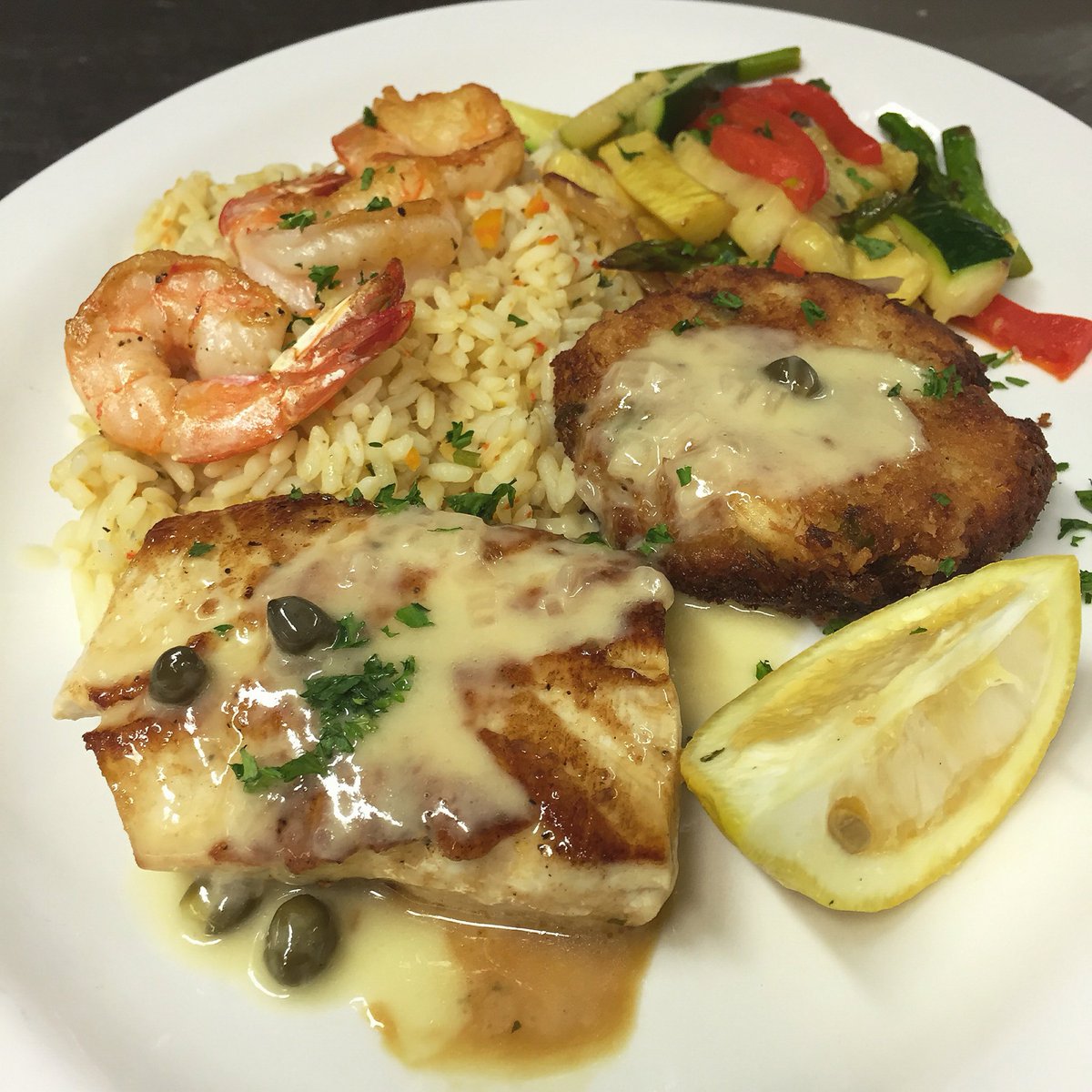 FIVEknoxville's tweet photo. Have you tried our new Gulf Coast Platter yet? #tgif #thankgoodnessitsfresh #gulftotable @harbordocks https://t.co/fxab2K1OFf