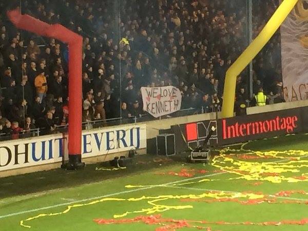 Zo kan het ook: supporters van Go Ahead Eagels steunen Kenneth Vermeer. (Via <a href="/cornehendriks/">Corné Hendriks</a>)