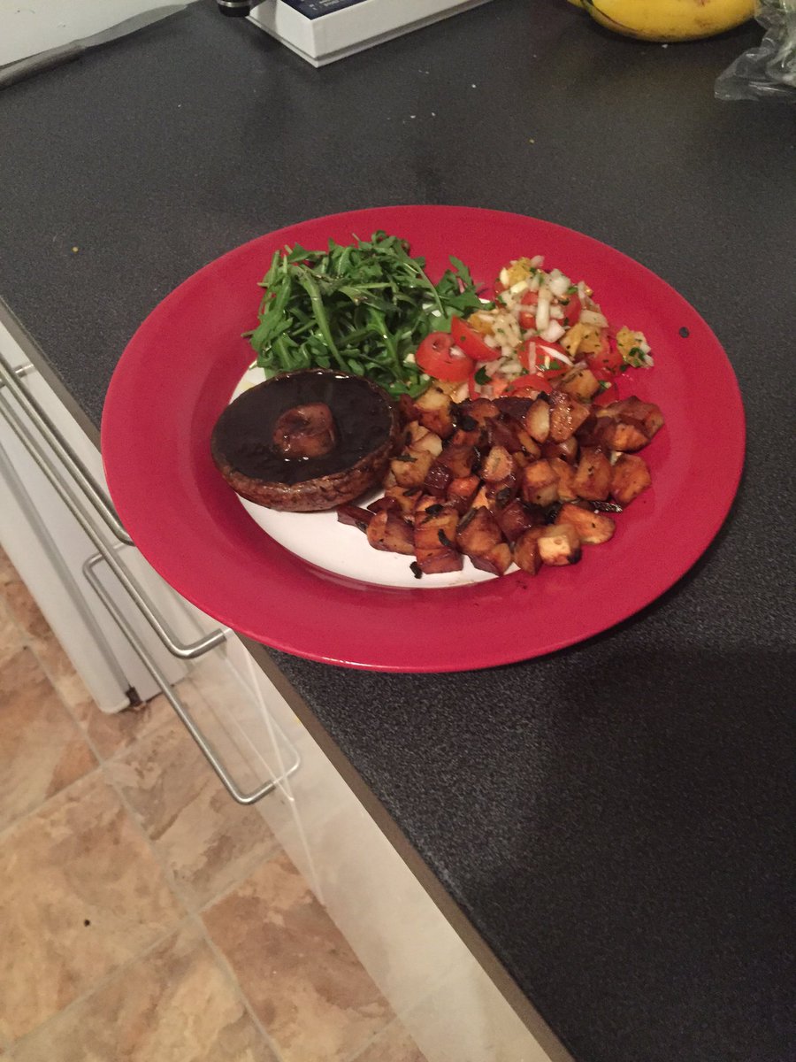 StudentCook2's tweet photo. Jerk spiced mushroom burger with sauté potatoes, orange and tomato salsa and dressed rocket

#studentcook #foodblog https://t.co/8JZxNJleZE