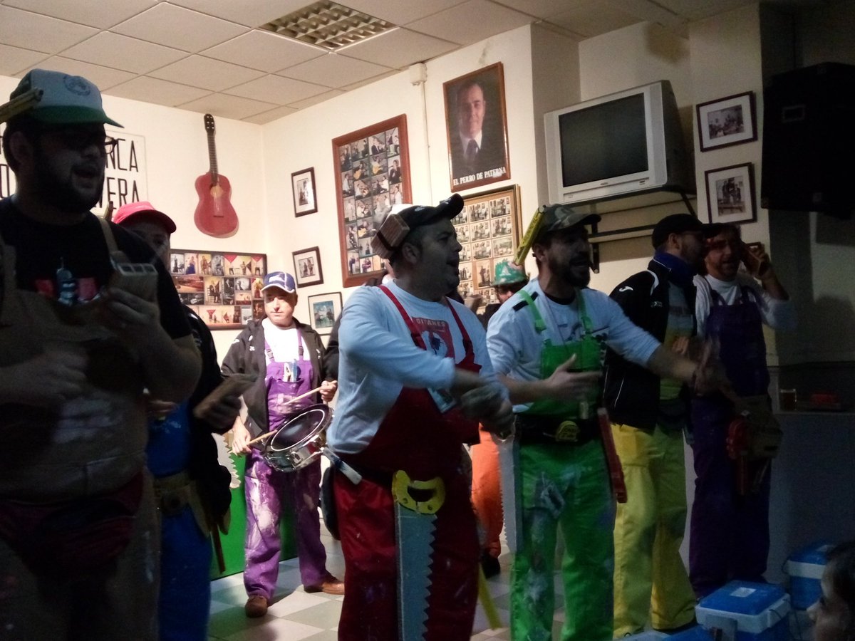 ChirigJaramillo's tweet photo. Que la lluvia no nos quite las ganas de carnaval!! #carnavalolvera2016 https://t.co/2lzQJeeYaA