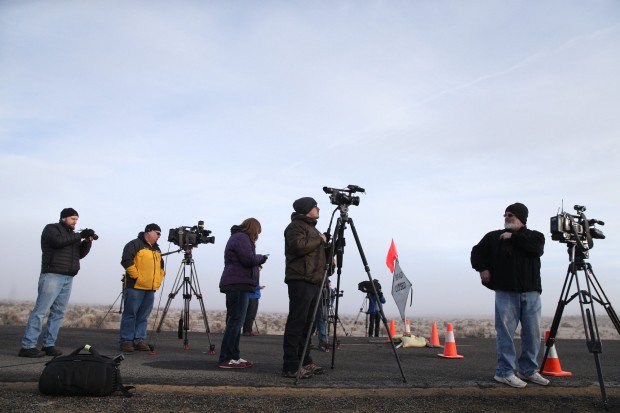 Oregonian's tweet image. Column: A live-streamed mental crisis and the politics of anger #OregonStandoff bit.ly/1oay8Kp