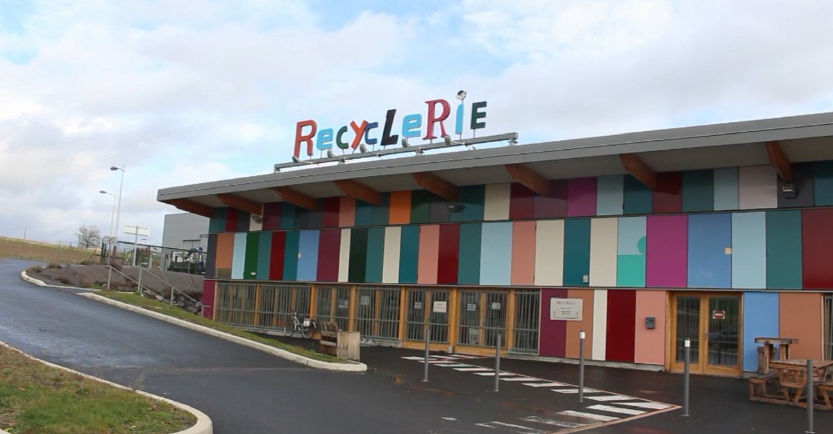 LaBarbote's tweet photo. #Vidéo : Plongez dans le quotidien de la Recyclerie de @VilleDeCusset ! https://t.co/LwKshFYgeb https://t.co/zrrQN6KpbF