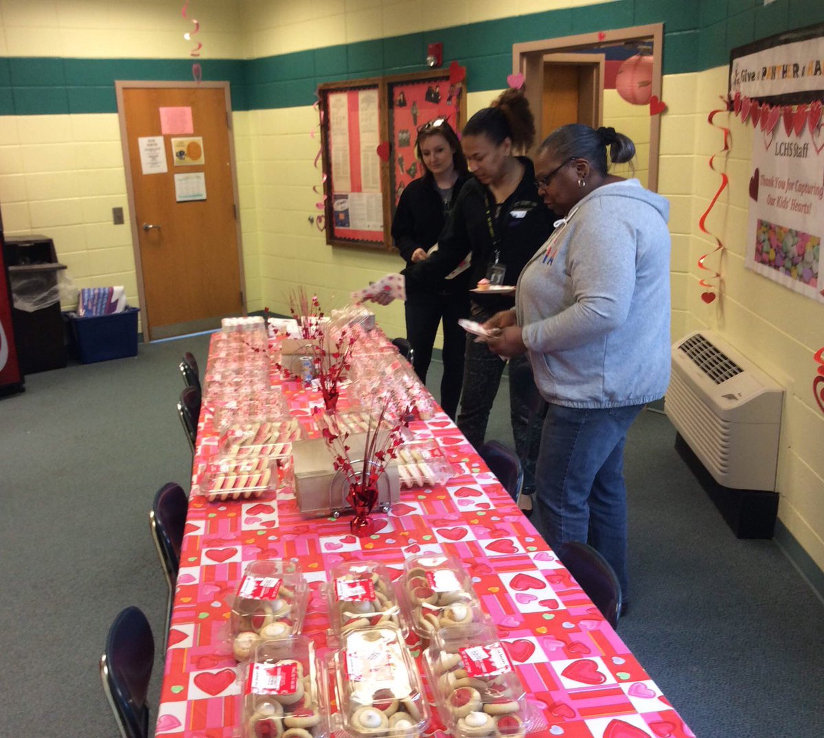 Stephanie Woods (@hlc_woods) on Twitter photo Showing appreciation to teachers/stafff for Liberty Capturing Kids Hearts Day #LCSSPROUD <a href="/Supt_LCSS/">Dr. Valya S. Lee</a> <a href="/LibertyCoSchooL/">Liberty Co. Schools</a> Showing appreciation to teachers/stafff for Liberty Capturing Kids Hearts Day #LCSSPROUD <a href="/Supt_LCSS/">Dr. Valya S. Lee</a> <a href="/LibertyCoSchooL/">Liberty Co. Schools</a>
