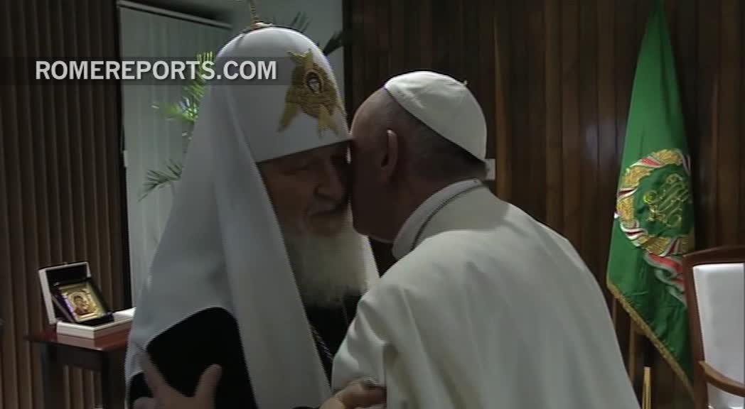 romereports's tweet photo. The historic embrace between Pope Francis and the Patriarch of Moscow! https://t.co/cUwxvppVzm https://t.co/Bu0iYaoA0U