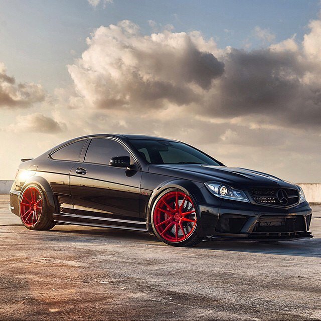 MercedesBenzUSA's tweet photo. Looks fast, even in park. https://t.co/RUjWn1MlCc