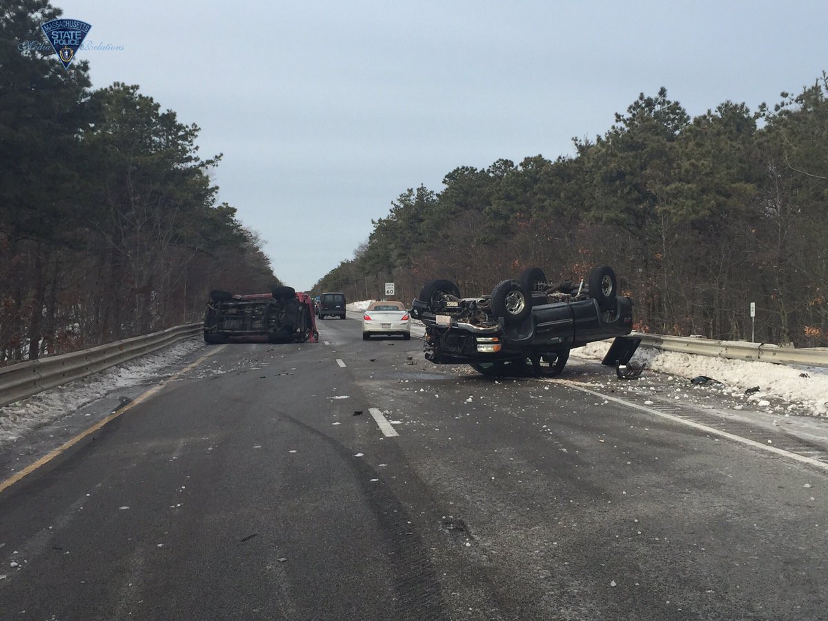 DustinGFitch's tweet photo. Cleanup still underway, Rte 3 NB north of #Sagamore Bridge still closed to all #MAtraffic

https://t.co/cMOBHyF1e0 https://t.co/3w4MlMQ7xQ
