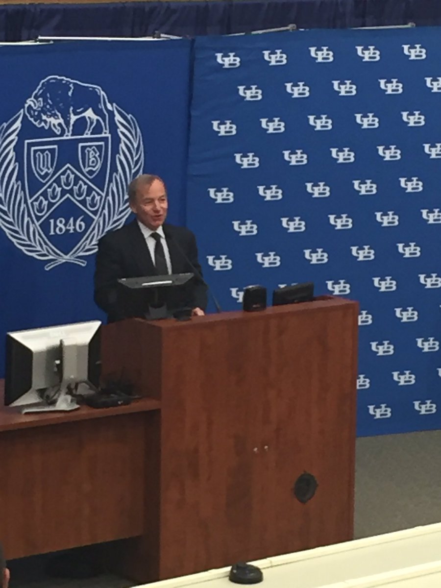 Now Bryant Garth from @UCILaw discusses the evolving status of the legal profession #MitchellLecture #SUNYLaw