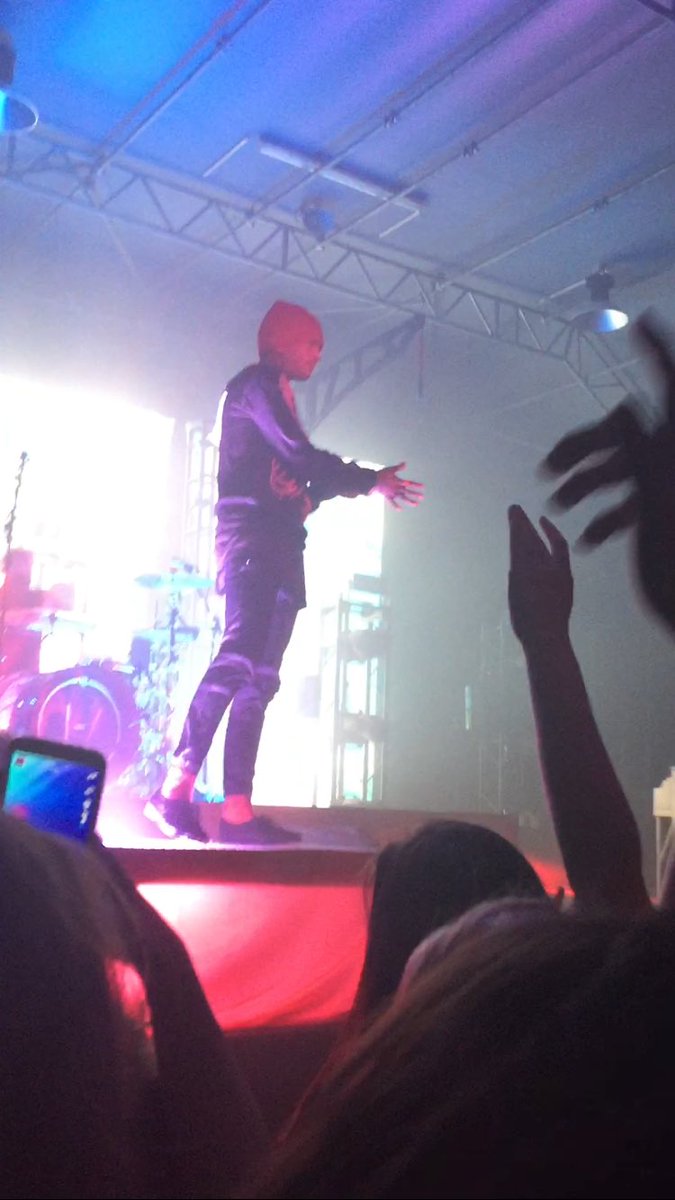 wankingjian's tweet photo. i met ali and saw tøp live for the first time |-/ 11.02. https://t.co/7vcb3hAxGH