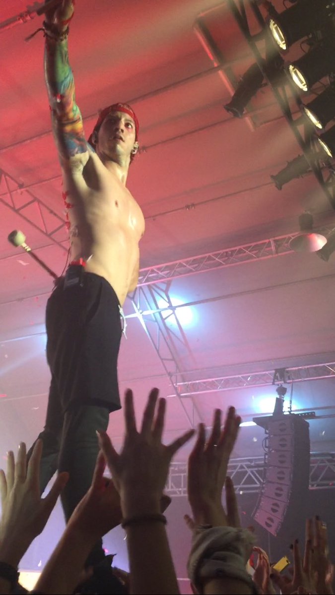 wankingjian's tweet photo. i met ali and saw tøp live for the first time |-/ 11.02. https://t.co/7vcb3hAxGH