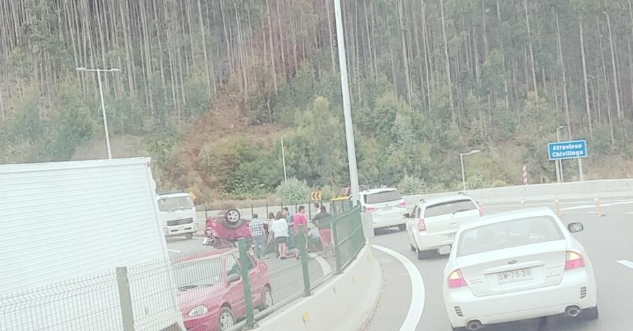 Anitatorrees's tweet photo. Dirección de norte a sur auto volcado hidroeléctrica chivilingo  https://t.co/dA0zTarOqM