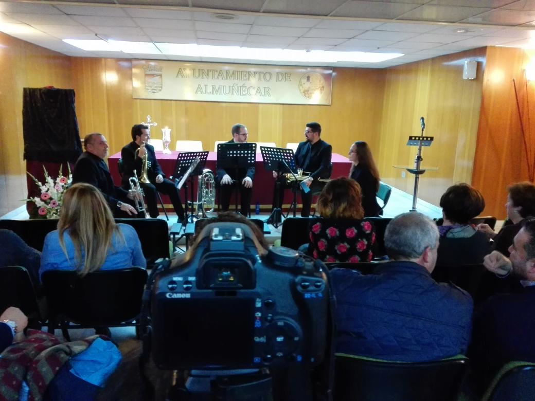 proalmucofrade's tweet photo. Ya disfrutamos de @andonasbrass en la presentación del cartel de @CofradiaVDolore https://t.co/Pj2NtxYJkb