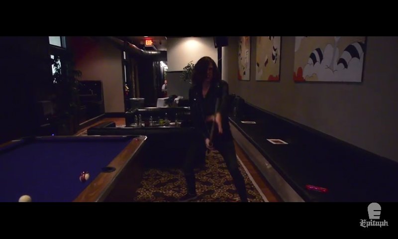 wtfchloeeeee's tweet photo. @Kellinquinn what are you doing? #GoldVideo https://t.co/J2ursDpB5T
