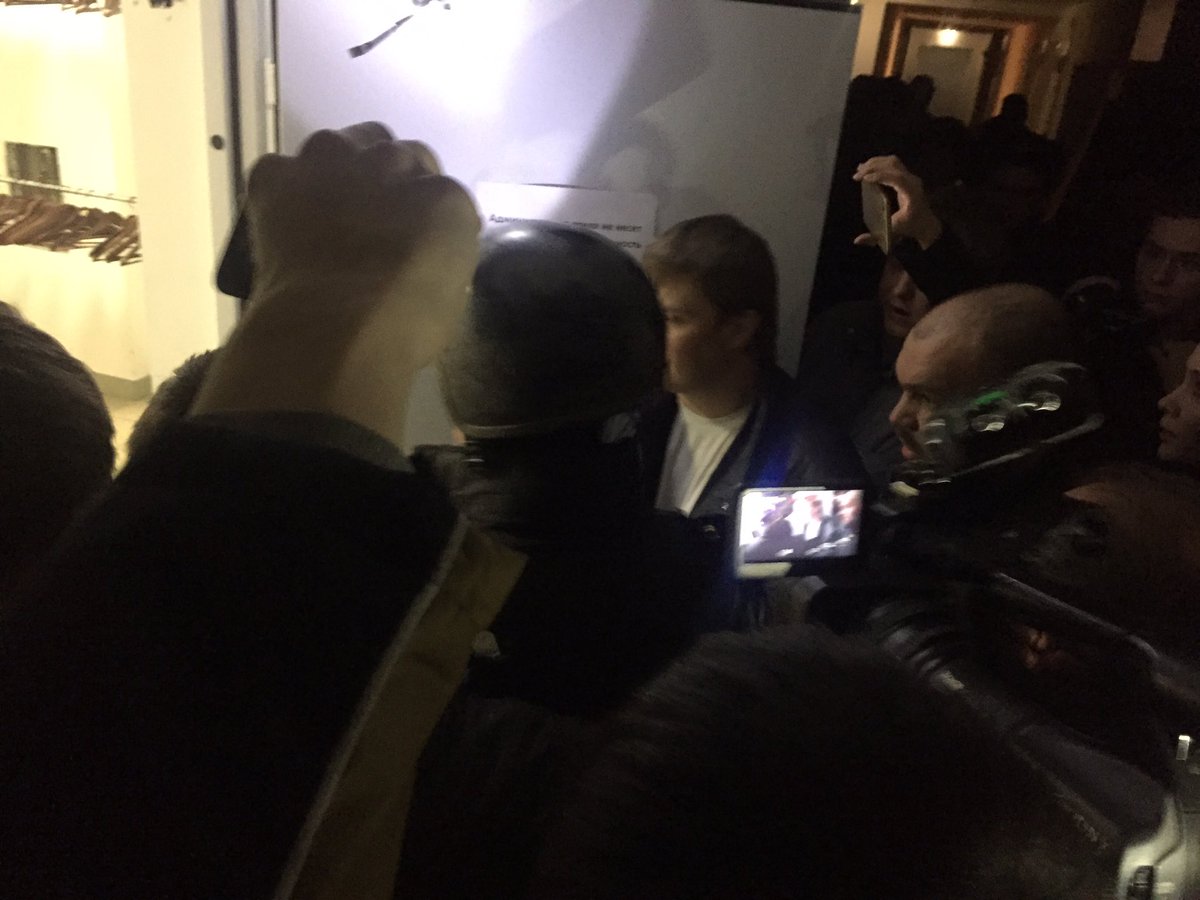 Сотрудники полиции осмотрели гардероб.