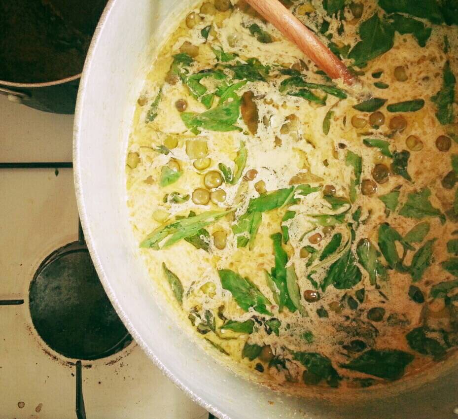 Getting ready to spice up Saturday <a href="/BarnesFarmersMk/">BarnesFarmersMarket</a>  with our homemade gaeng kiaow wan gai (green curry chicken)yum!