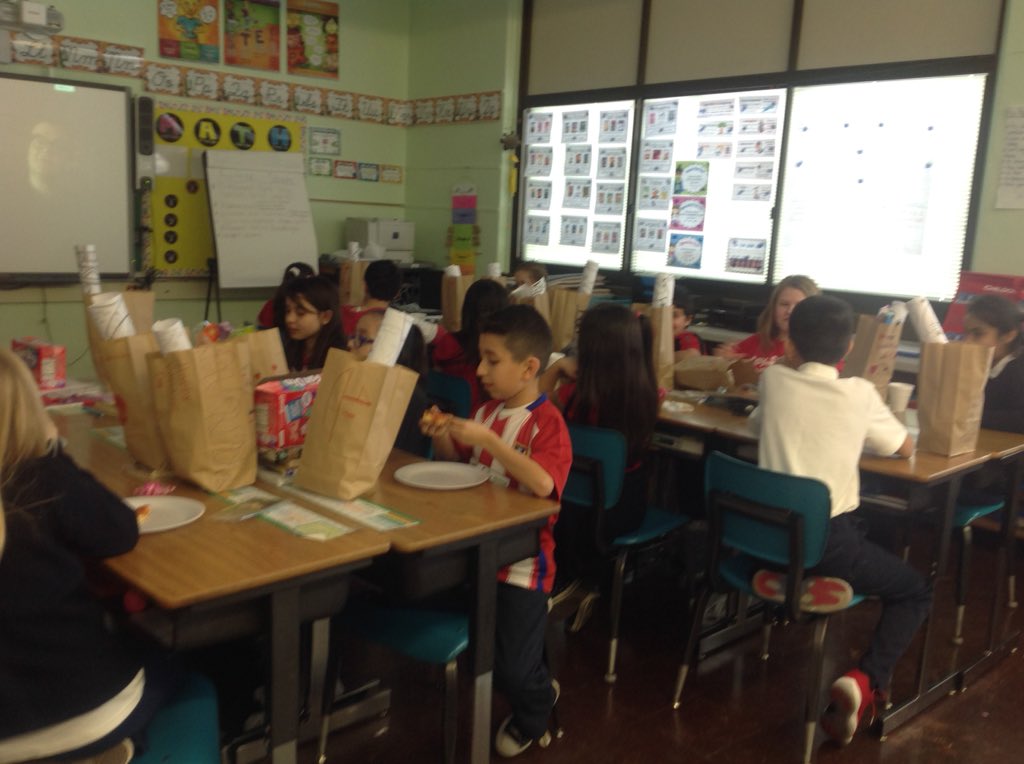 mrsWilk213's tweet photo. #roy4th enjoying the Valentine's Day party #RoySchoolBulls https://t.co/uVQhIBysCY