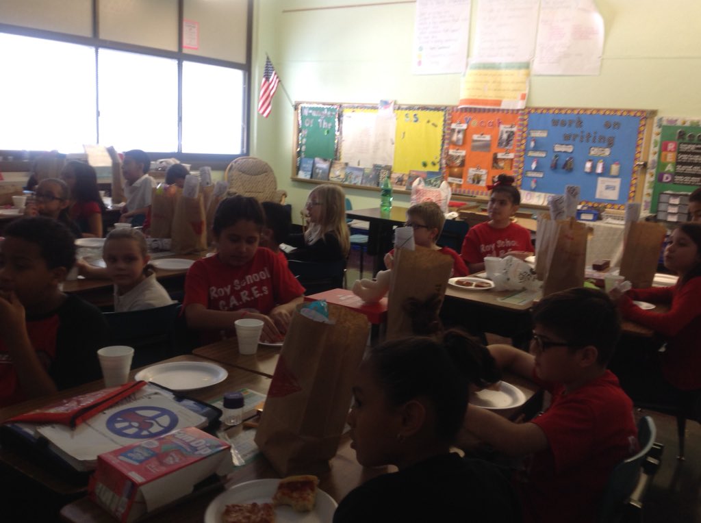 mrsWilk213's tweet photo. #roy4th enjoying the Valentine's Day party #RoySchoolBulls https://t.co/uVQhIBysCY