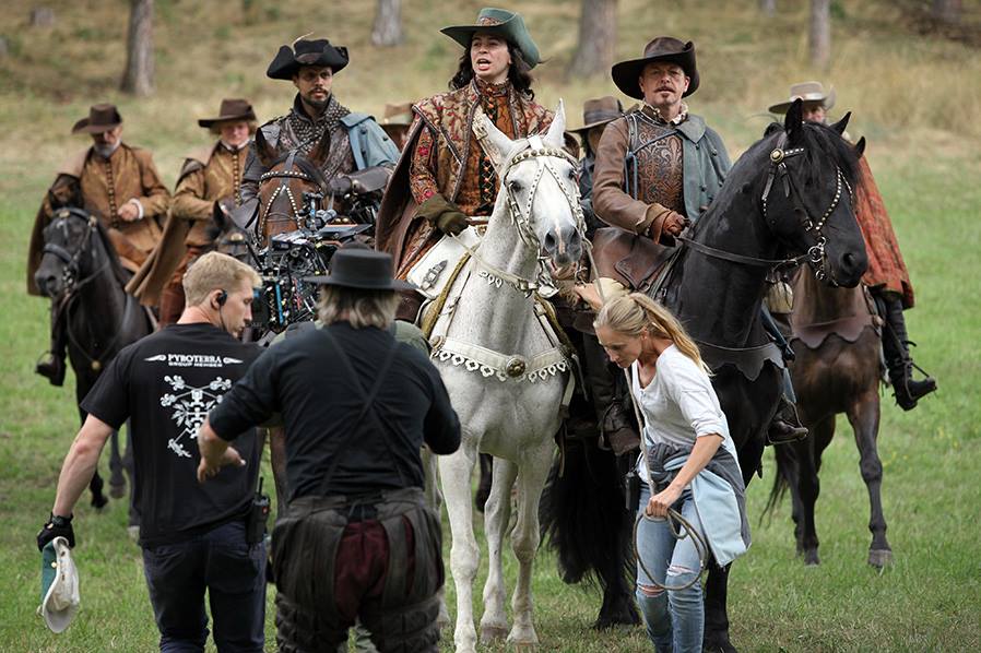 JuttaFreudig's tweet image. #MusketeersEurope @Jo_Lloyd8 @BritActorsFan Leading role for Petra #TheMusketeers #FilmingFun #FunnyFriday