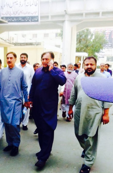 IrfnNasir's tweet photo. Nasir Janjua, Nadeem Shah , Aor Babar Sangi..Airleague PIA CBA k Leaderz...jo Na Bike Aor Na jukhe https://t.co/Xl1j7ySrwm