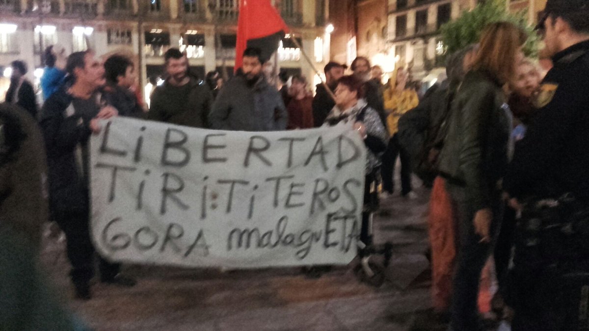 Málaga: policias amenazan por una pancarta q dice malagueta en la concentración por la absolución de los titiriteros