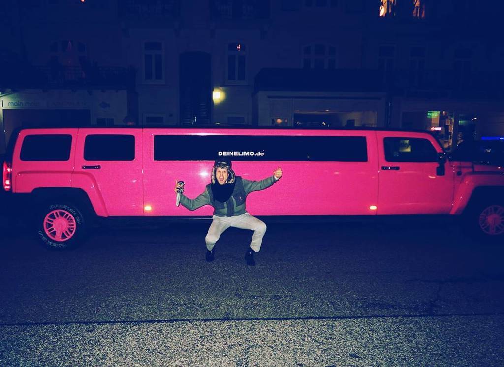 Ottawalimousine's tweet image. RT  Let's get the #party started! 😅🍸🍹🚀
#myfavouritecolour #pink #big #limo #partytime #sup…