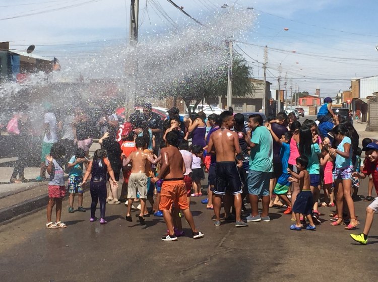 quieromibarrio's tweet photo. Vecinos de #SolDivino de #Calama disfrutaron de una refrescante jornada https://t.co/UXfH7uO84D https://t.co/5mHB6VQLm2