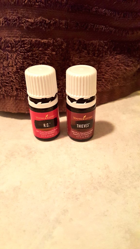 quiltingsleeve's tweet photo. Giving my immune system a boost tonight, what's in your diffuser? #yleo #diffusingoils https://t.co/NUL6WC2wsF