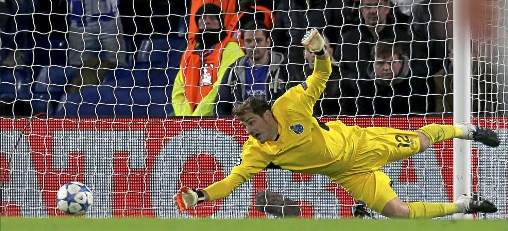 marca's tweet photo. Vuelve el mejor @CasillasWorld. 'O Santo', vital en el triunfo del Oporto en casa del líder https://t.co/IJuzP5wLxg https://t.co/vjiYWx8nlw