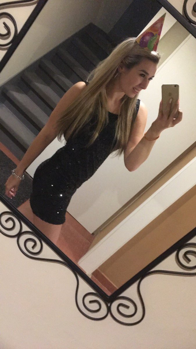 t_vanova's tweet photo. Mám nejlepší rodinu na světě!!❤️🍾🎉 dnešní oslava mých 18ých narozenin byla skvělá👍🏼 #thanksforeverithing ❤️ https://t.co/yQ8YXI99Ly